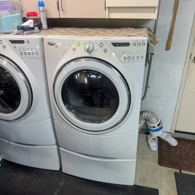 Garage laundry on pedestals with a flexible vent line
